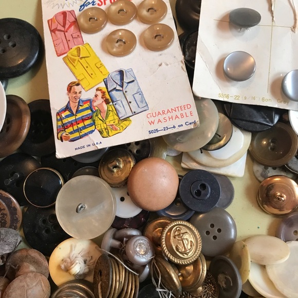Huge Lot Of Vintage Buttons ~ Brass, Wood, Mother Of Pearl Etc. - Picture 9 of 9